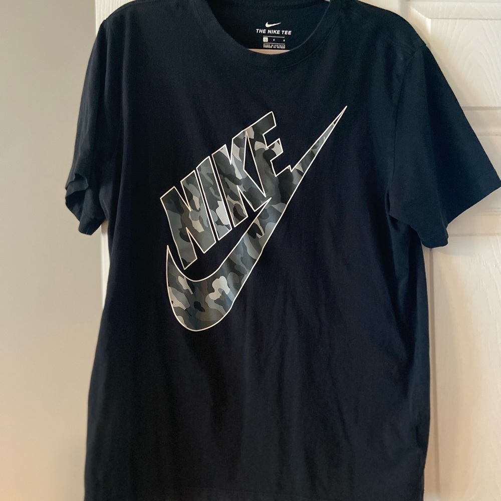 Men’s Nike black tee